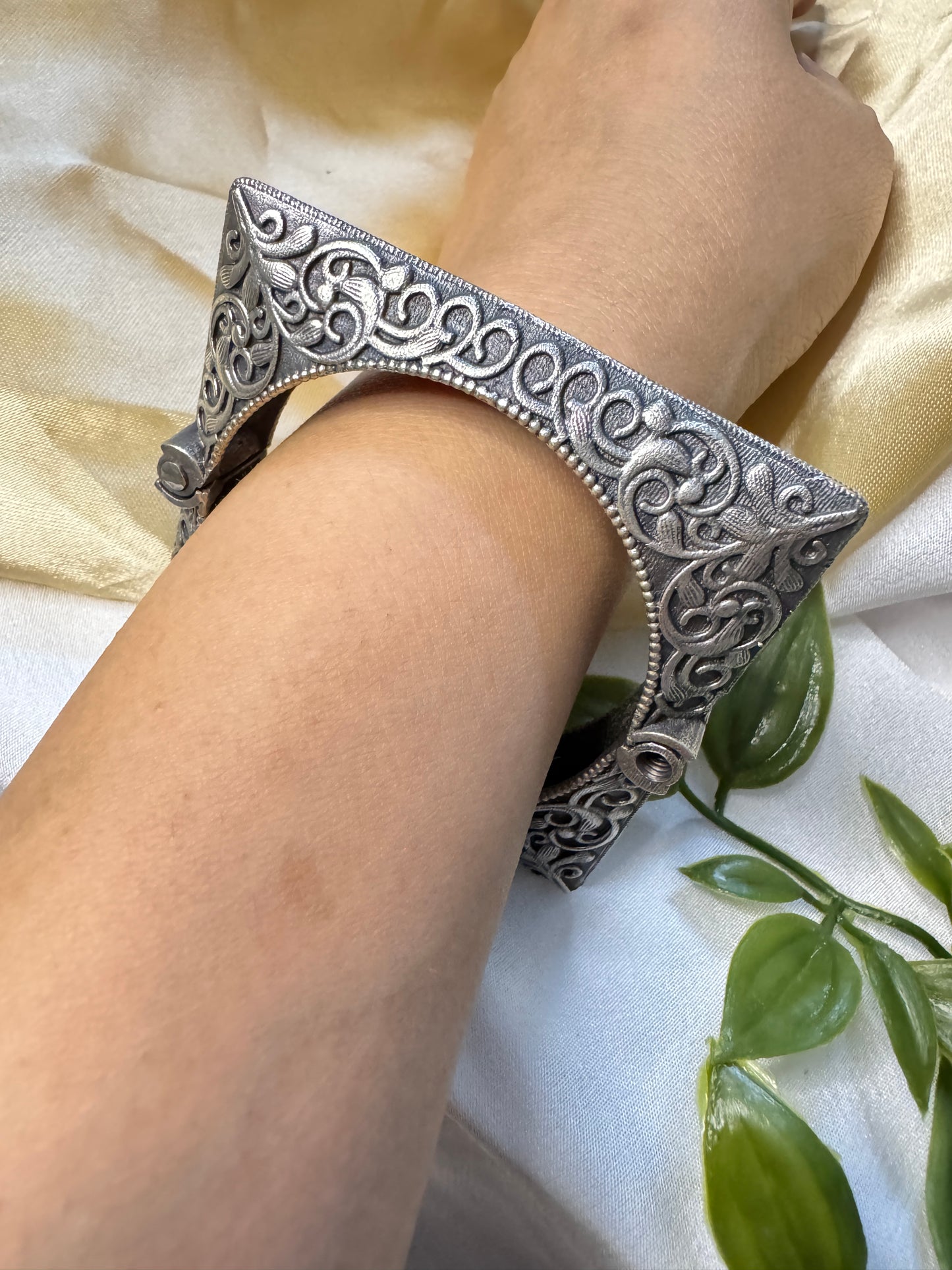 Shayra Kada Bangle Side Open